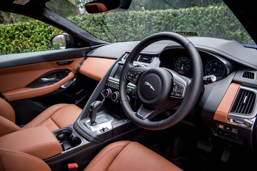 Интерьер Jaguar E-Pace D180 AWD SE 2018 года  (UK) (фото 17 из 32)